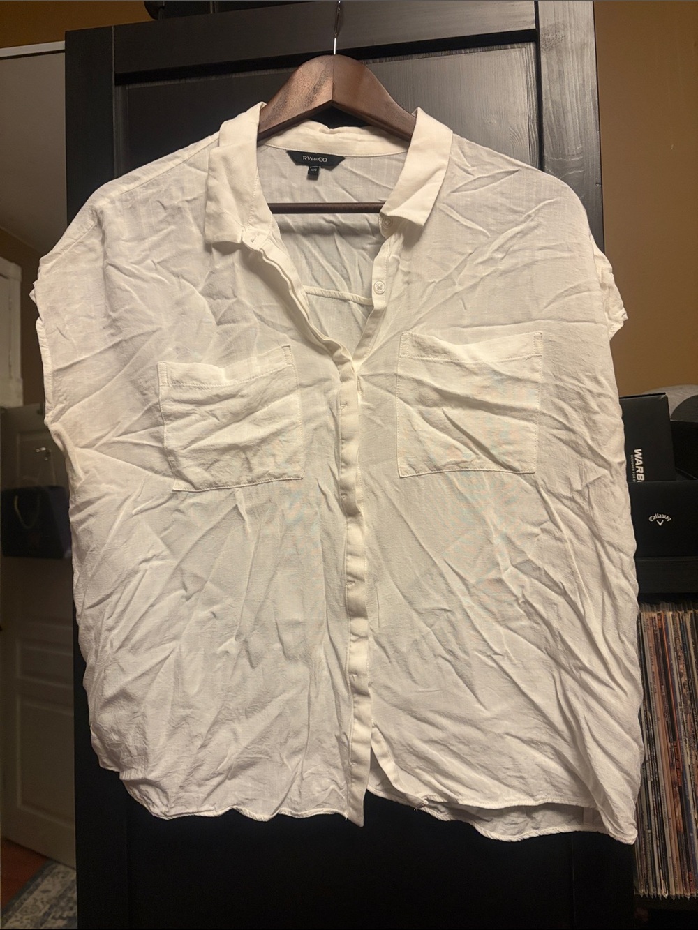RW&CO White Short-Sleeve Button-Down Shirt